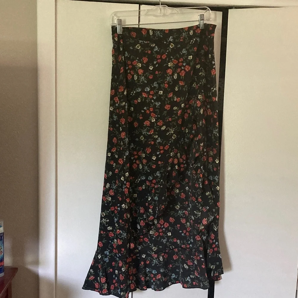 SHEIN Black Floral Maxi Skirt with split - Picture 4 of 8